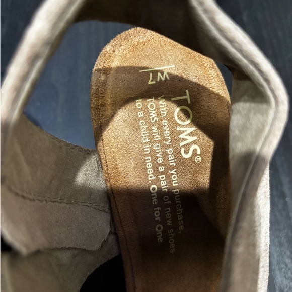 Toms Tan Heels with Minimalist Design - Picture 3 of 4